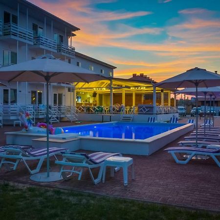 Family Hotel Happy Inn Затока Екстериор снимка