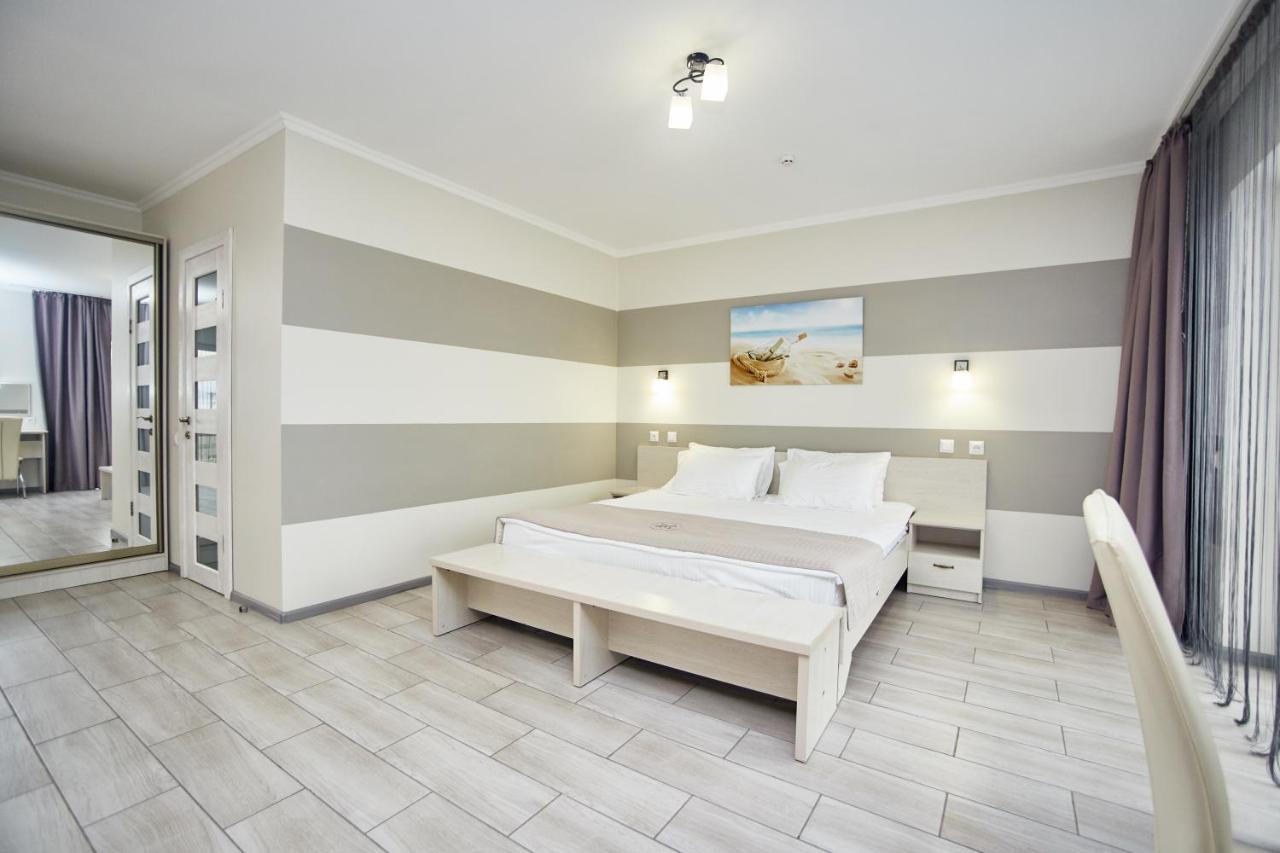 Family Hotel Happy Inn Затока Екстериор снимка