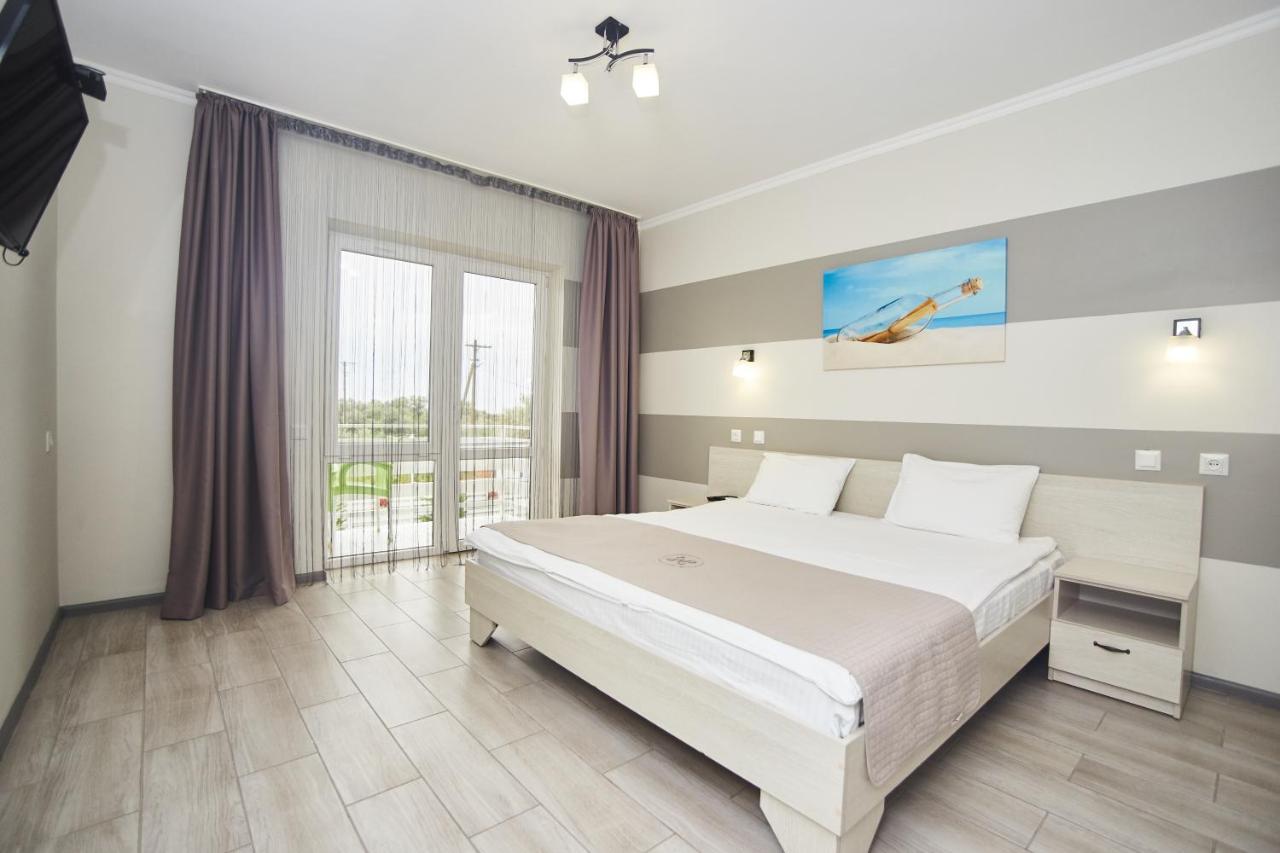 Family Hotel Happy Inn Затока Екстериор снимка