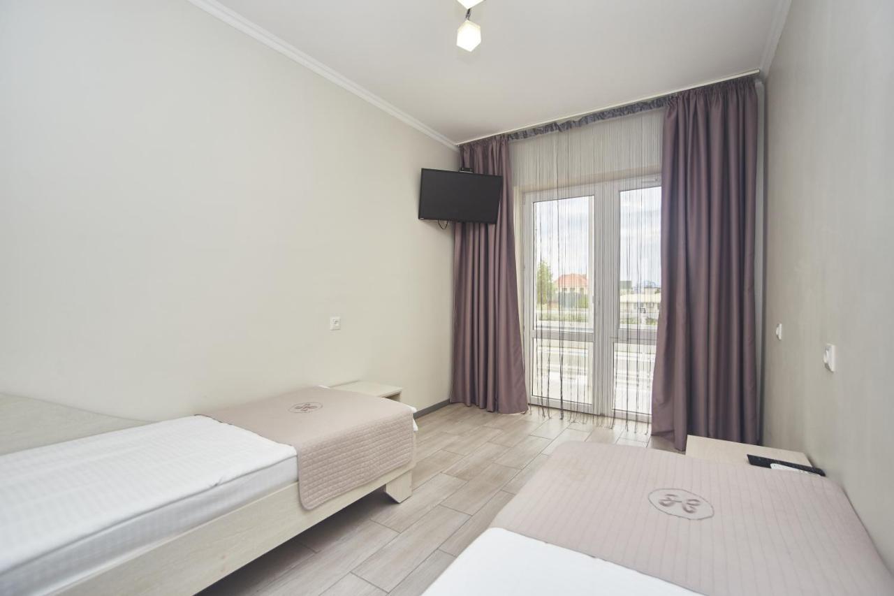 Family Hotel Happy Inn Затока Екстериор снимка