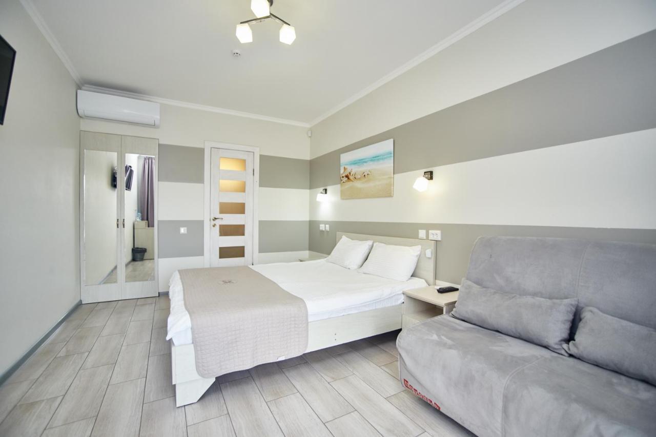 Family Hotel Happy Inn Затока Екстериор снимка
