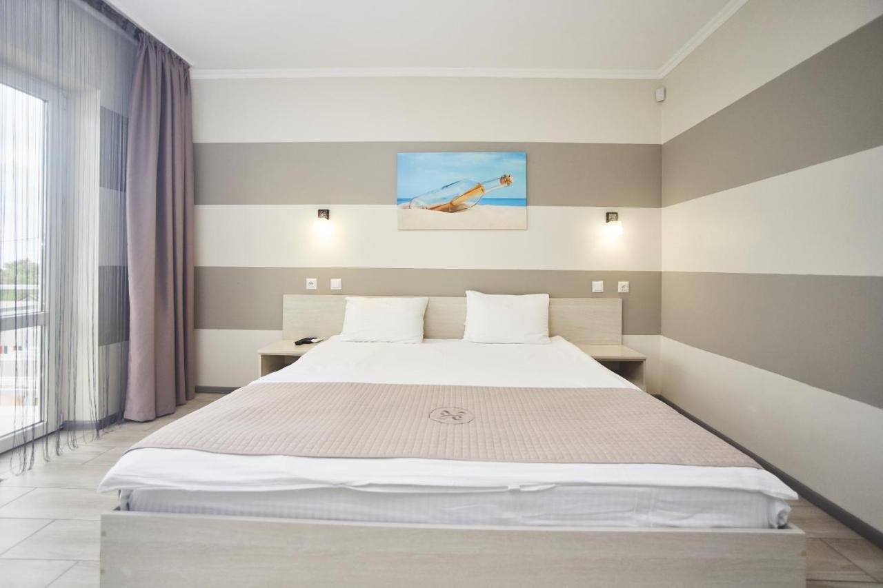 Family Hotel Happy Inn Затока Екстериор снимка