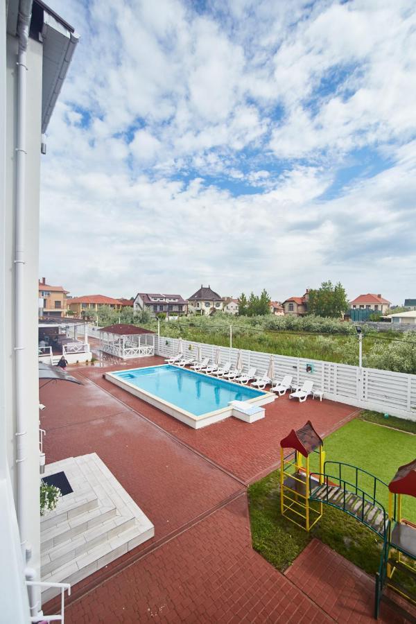 Family Hotel Happy Inn Затока Екстериор снимка