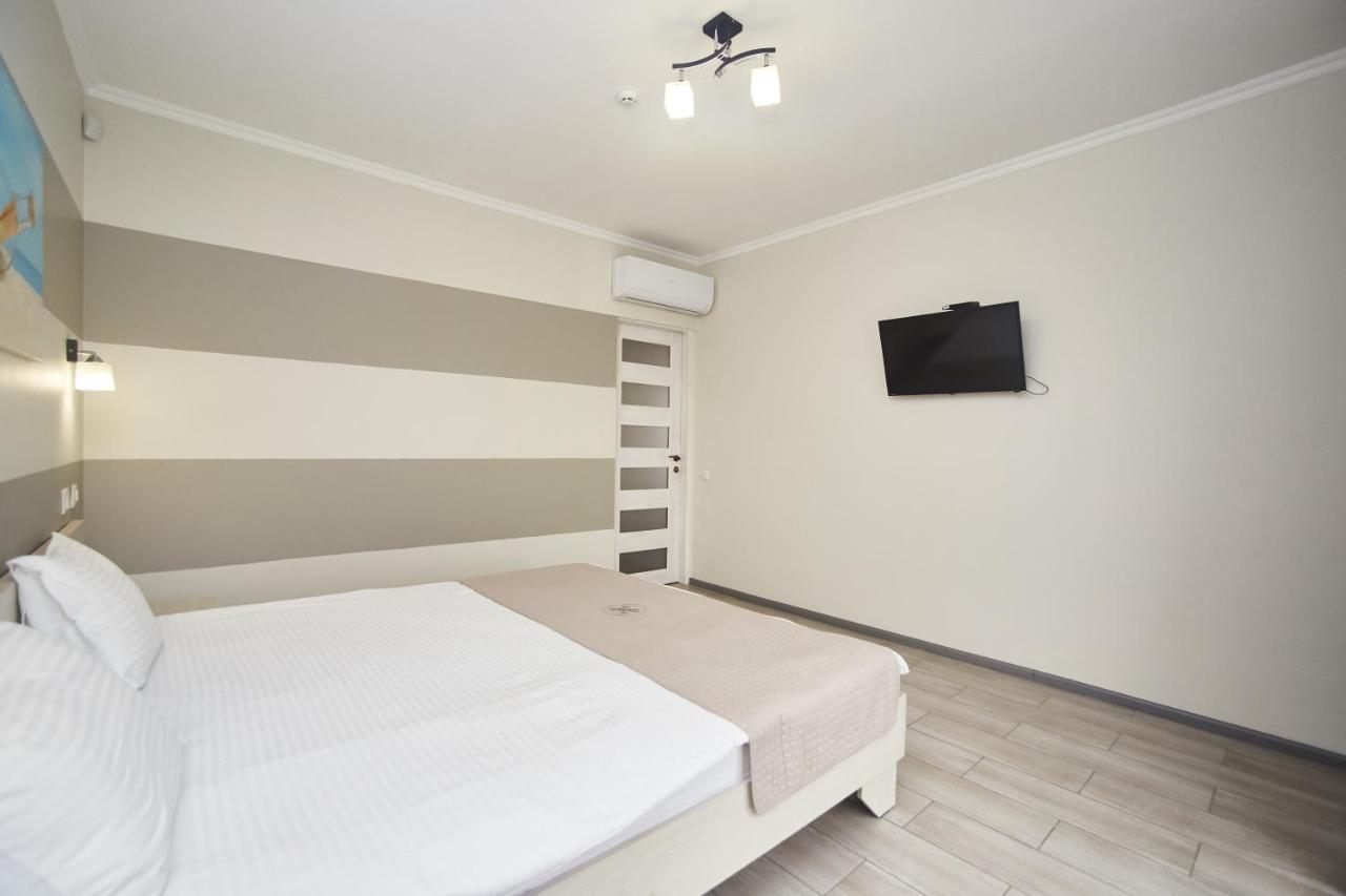 Family Hotel Happy Inn Затока Екстериор снимка
