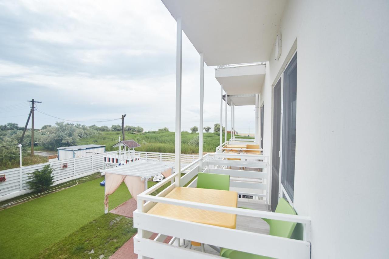 Family Hotel Happy Inn Затока Екстериор снимка