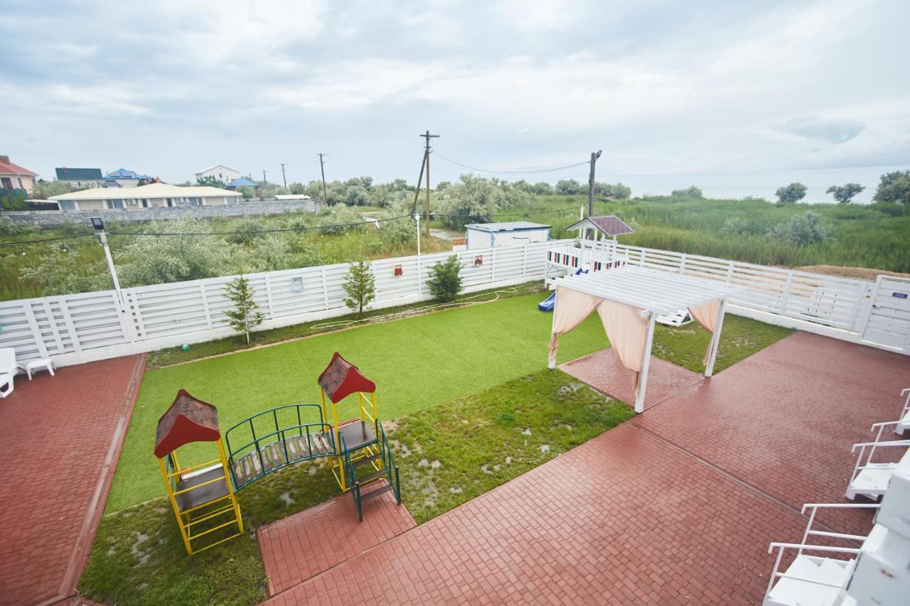 Family Hotel Happy Inn Затока Екстериор снимка