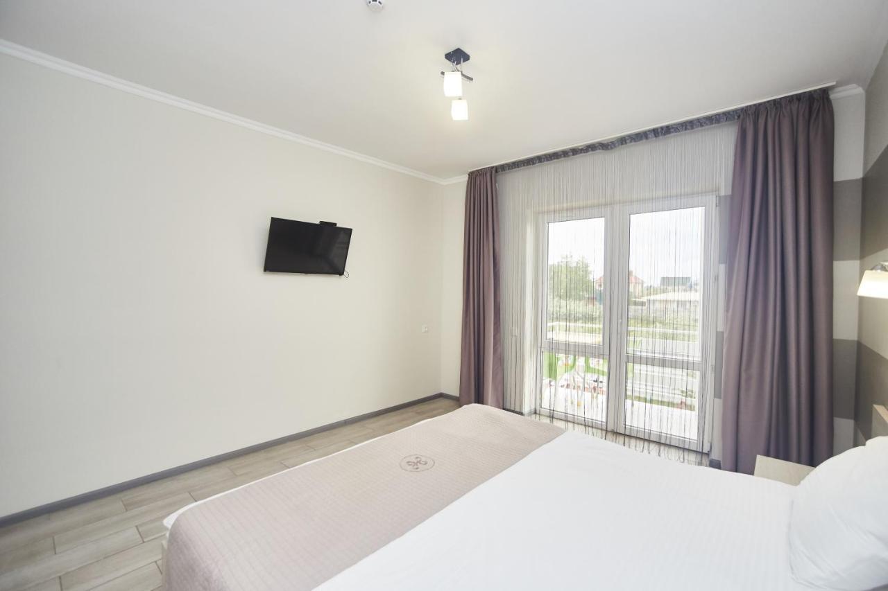 Family Hotel Happy Inn Затока Екстериор снимка