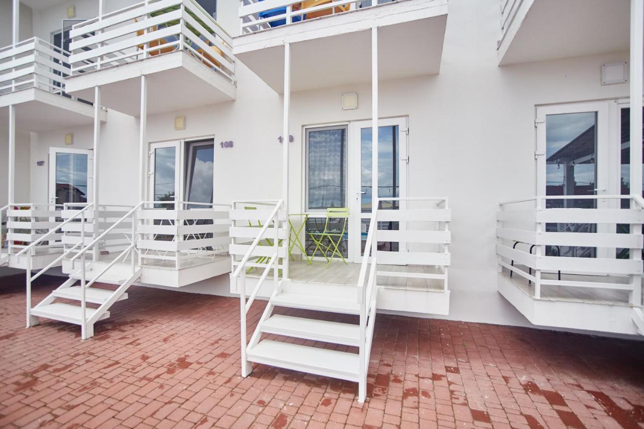 Family Hotel Happy Inn Затока Екстериор снимка