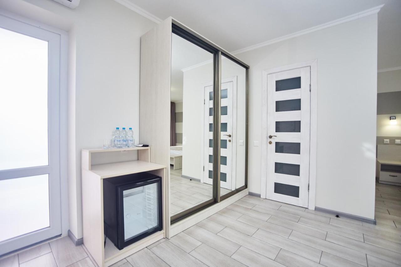 Family Hotel Happy Inn Затока Екстериор снимка