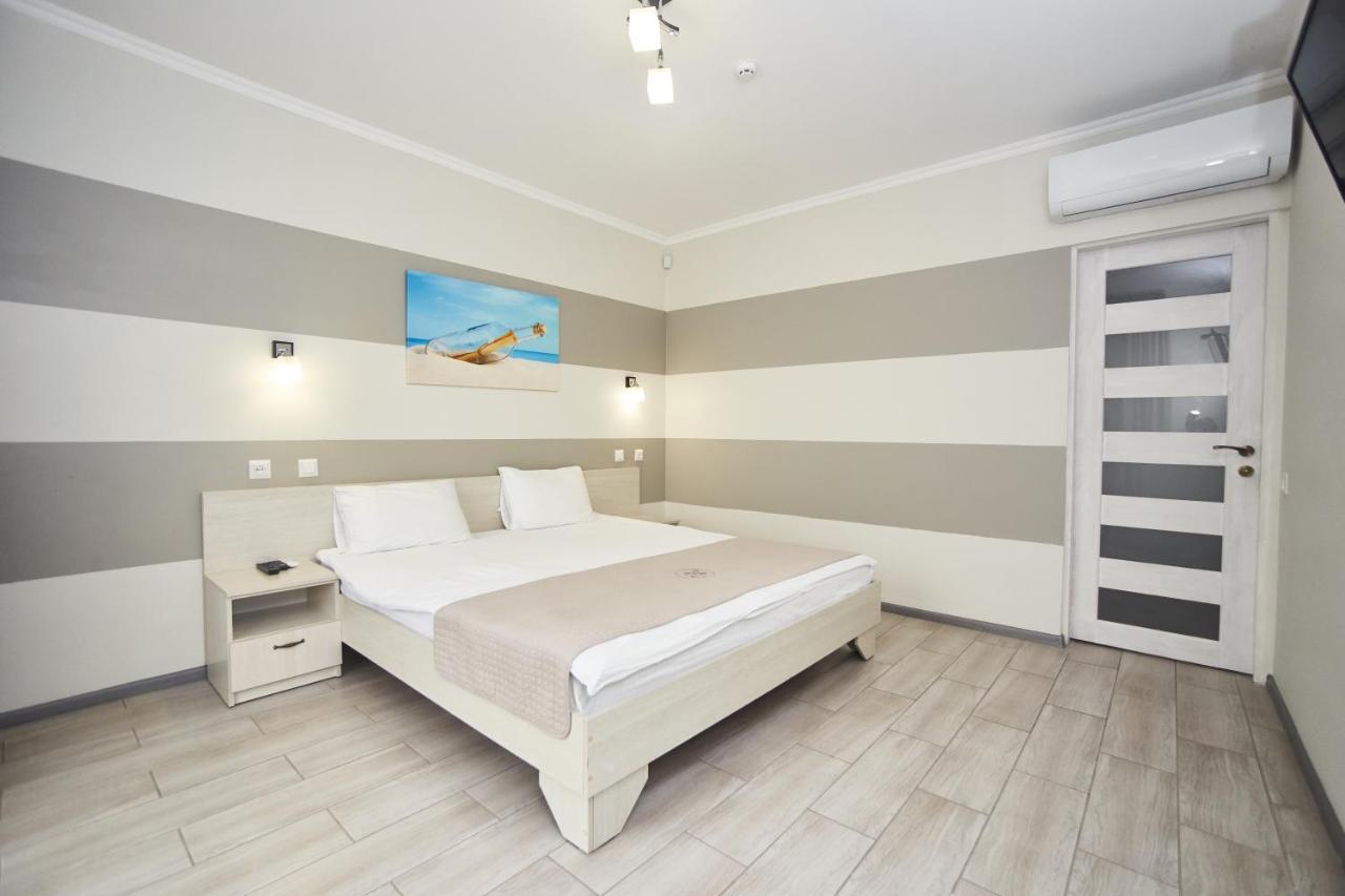 Family Hotel Happy Inn Затока Екстериор снимка