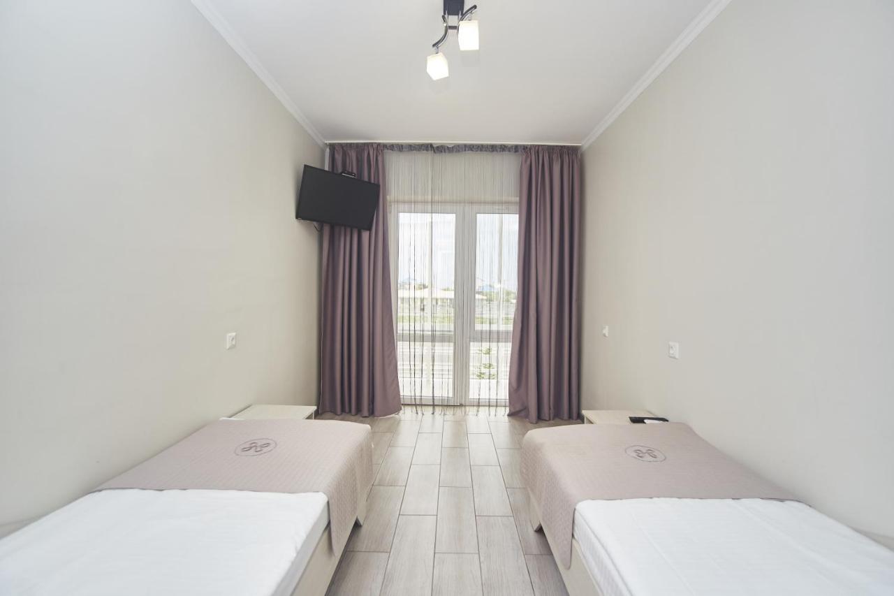 Family Hotel Happy Inn Затока Екстериор снимка