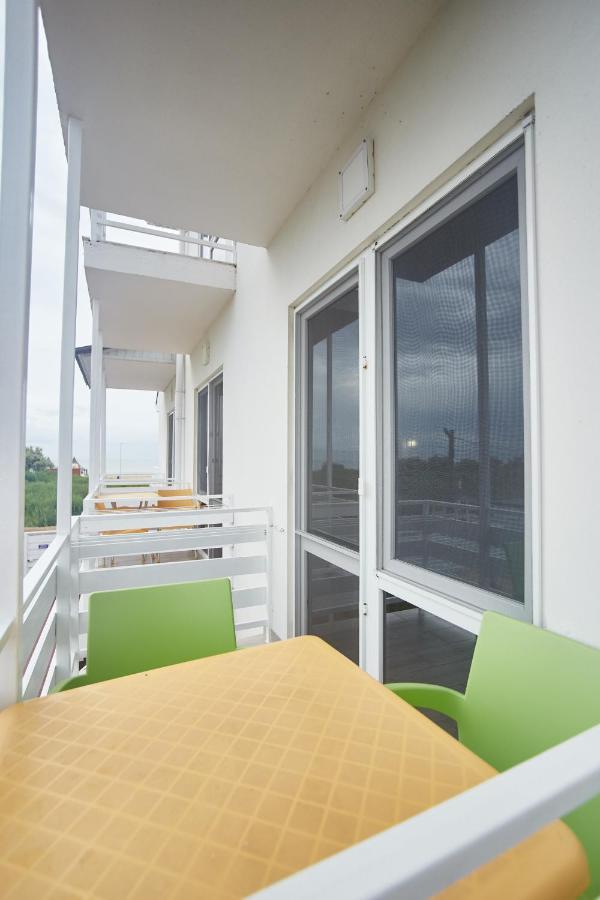 Family Hotel Happy Inn Затока Екстериор снимка