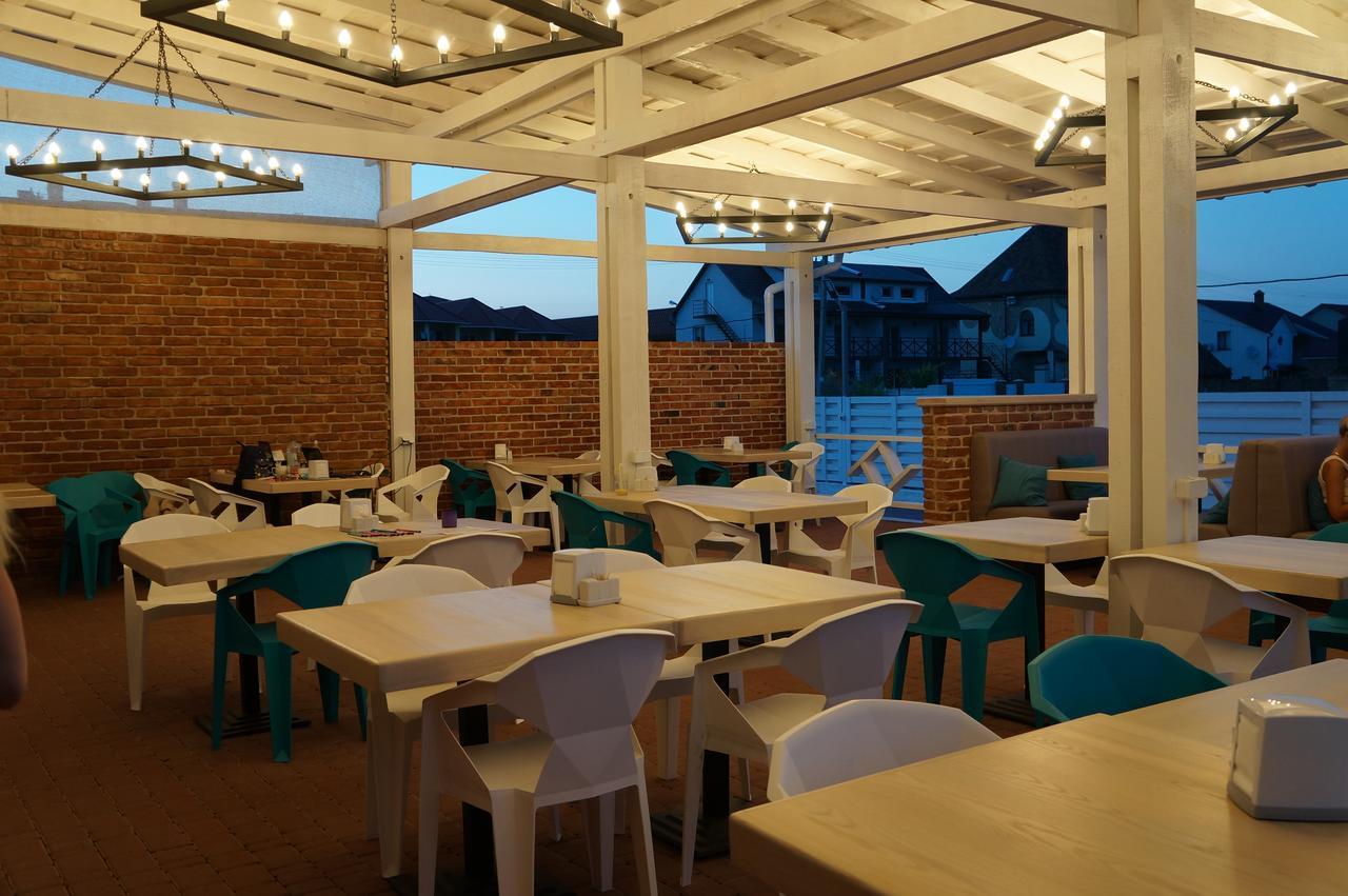 Family Hotel Happy Inn Затока Екстериор снимка