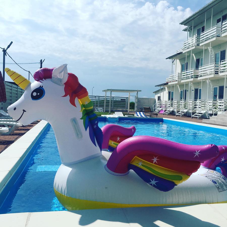 Family Hotel Happy Inn Затока Екстериор снимка
