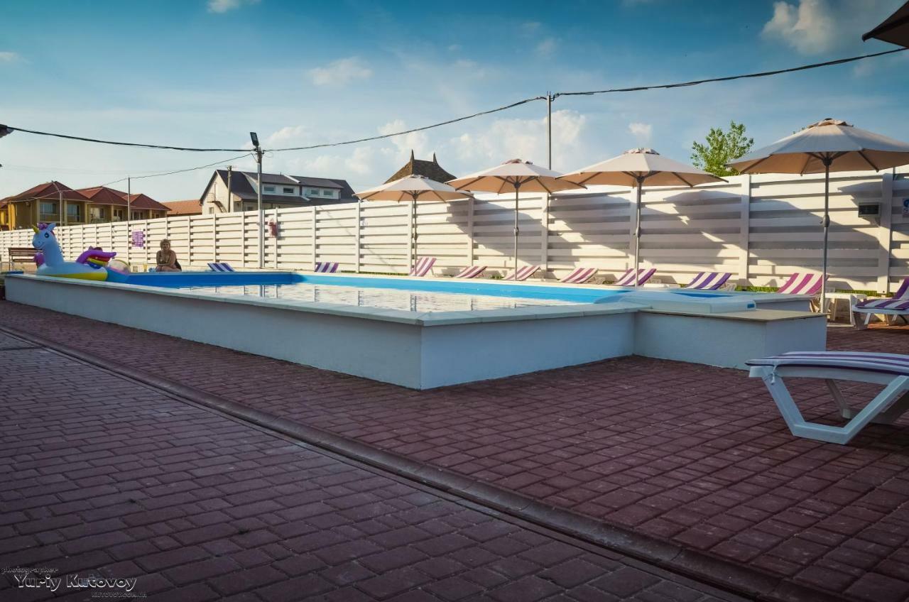 Family Hotel Happy Inn Затока Екстериор снимка