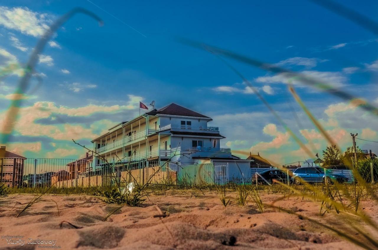 Family Hotel Happy Inn Затока Екстериор снимка