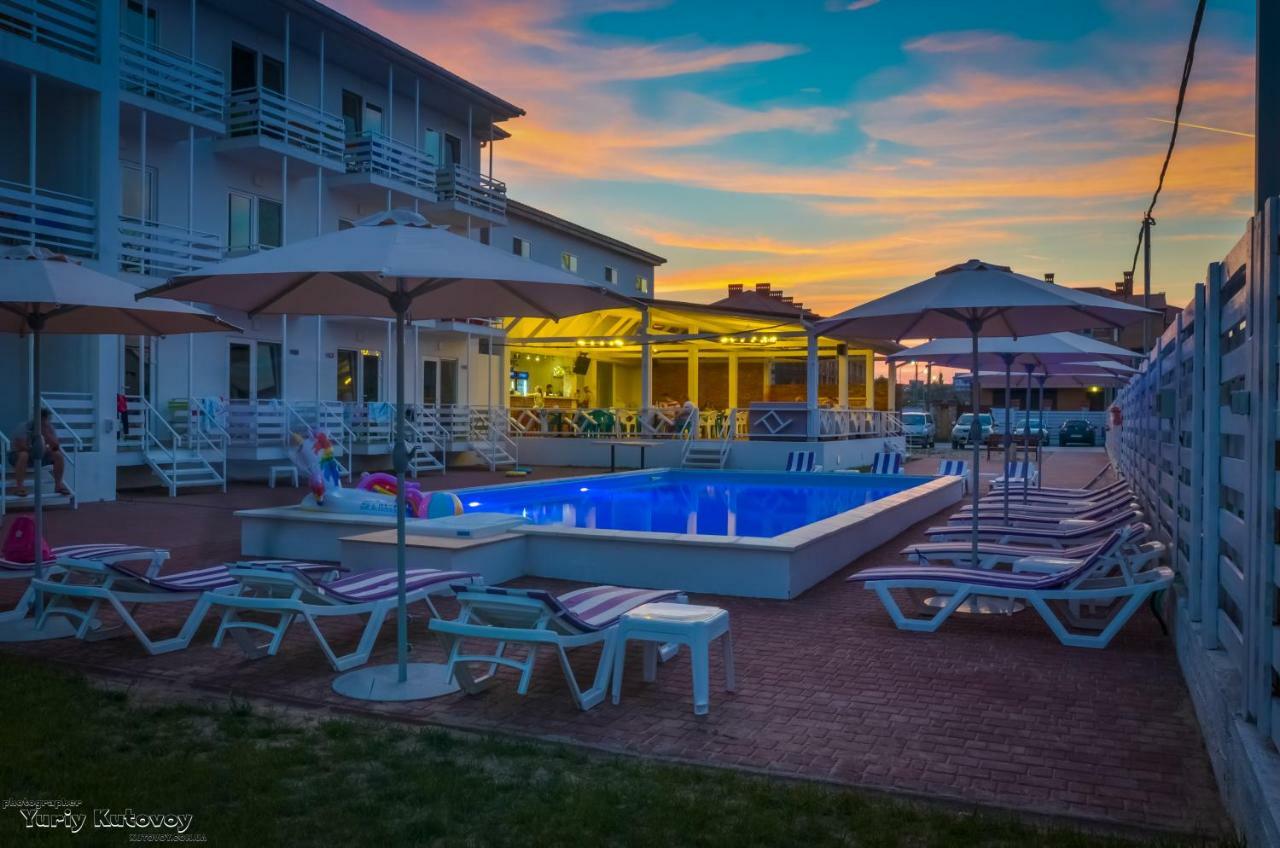 Family Hotel Happy Inn Затока Екстериор снимка