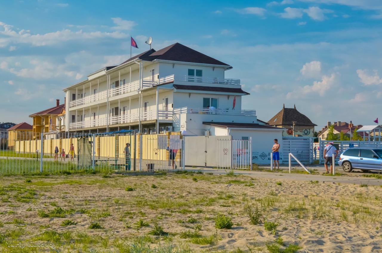 Family Hotel Happy Inn Затока Екстериор снимка